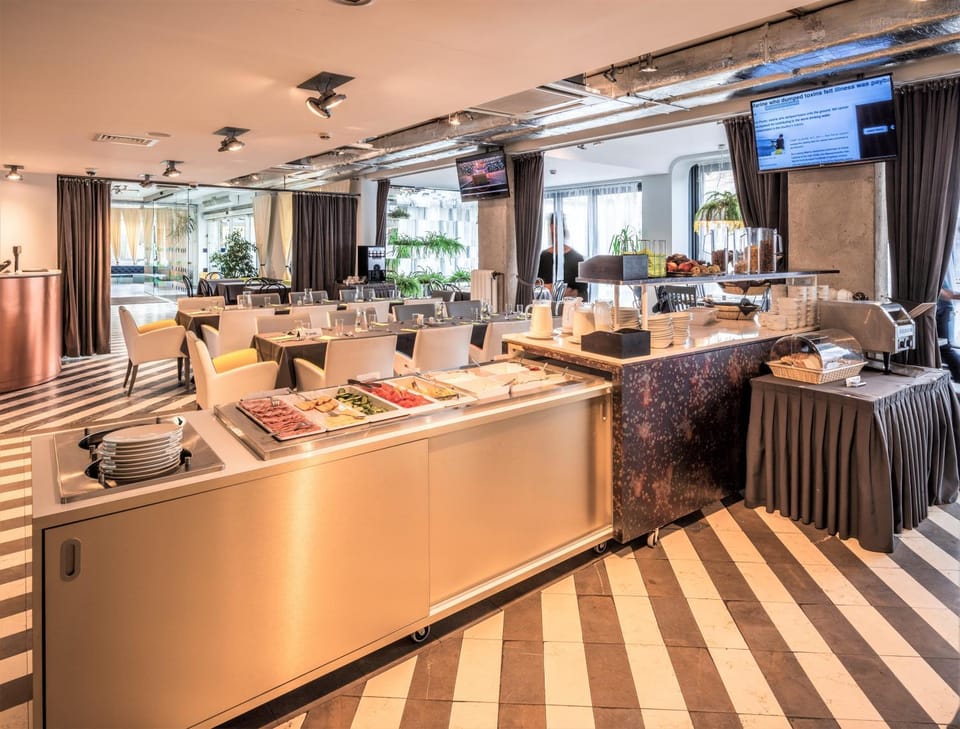 Restaurant/places to eat, Buffet breakfast