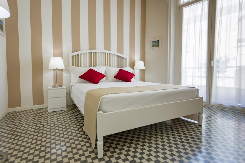 Shower, Toilet, Bed, Bathroom, TV and multimedia, Balcony/Terrace, Bedroom, Guests, Street view, Family