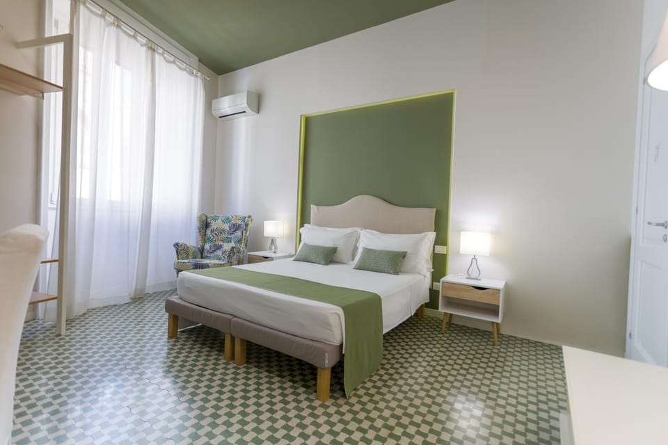 Shower, Toilet, Bed, Bathroom, TV and multimedia, Balcony/Terrace, Photo of the whole room, Bedroom, Guests, Street view, Family