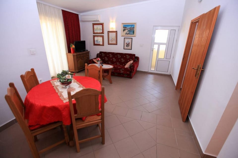 TV and multimedia, Kitchen or kitchenette, Living room, Other, Photo of the whole room, Decorative detail, Seating area, Area and facilities, air conditioner