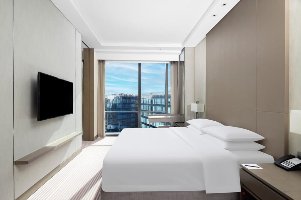 Bed, TV and multimedia, Bedroom