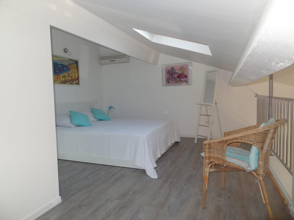 Photo of the whole room, Bedroom