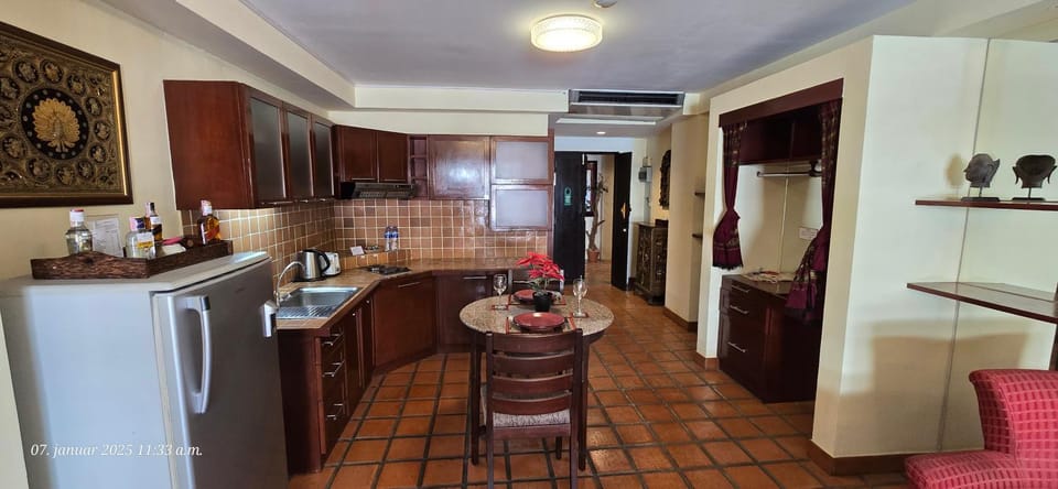 Coffee/tea facilities, Kitchen or kitchenette, Seating area, Dining area, Swimming pool, minibar, safe, air conditioner