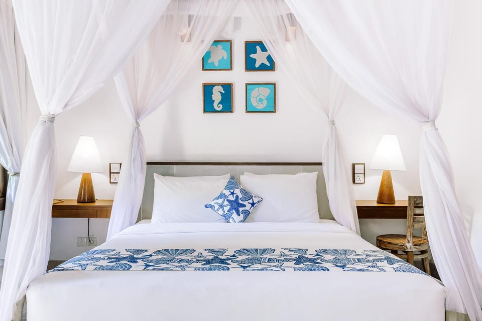 Bed, Bedroom, Garden view