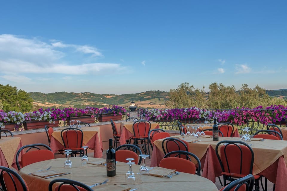 Restaurant/places to eat, Balcony/Terrace