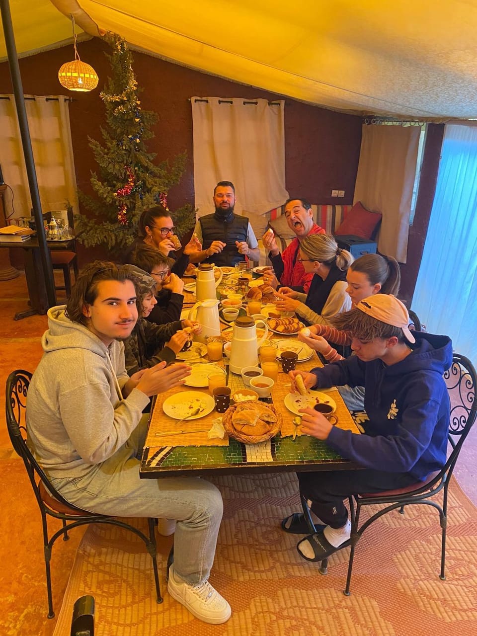 Restaurant/places to eat, Dining area, group of guests