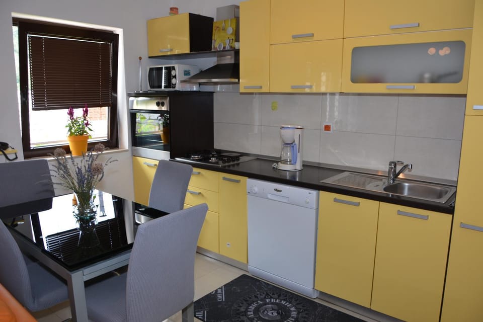Kitchen or kitchenette, Dining area, dishwasher, oven, stove