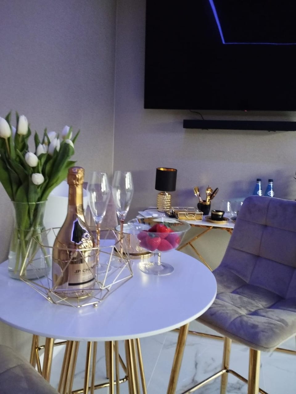 TV and multimedia, Seating area, Alcoholic drinks