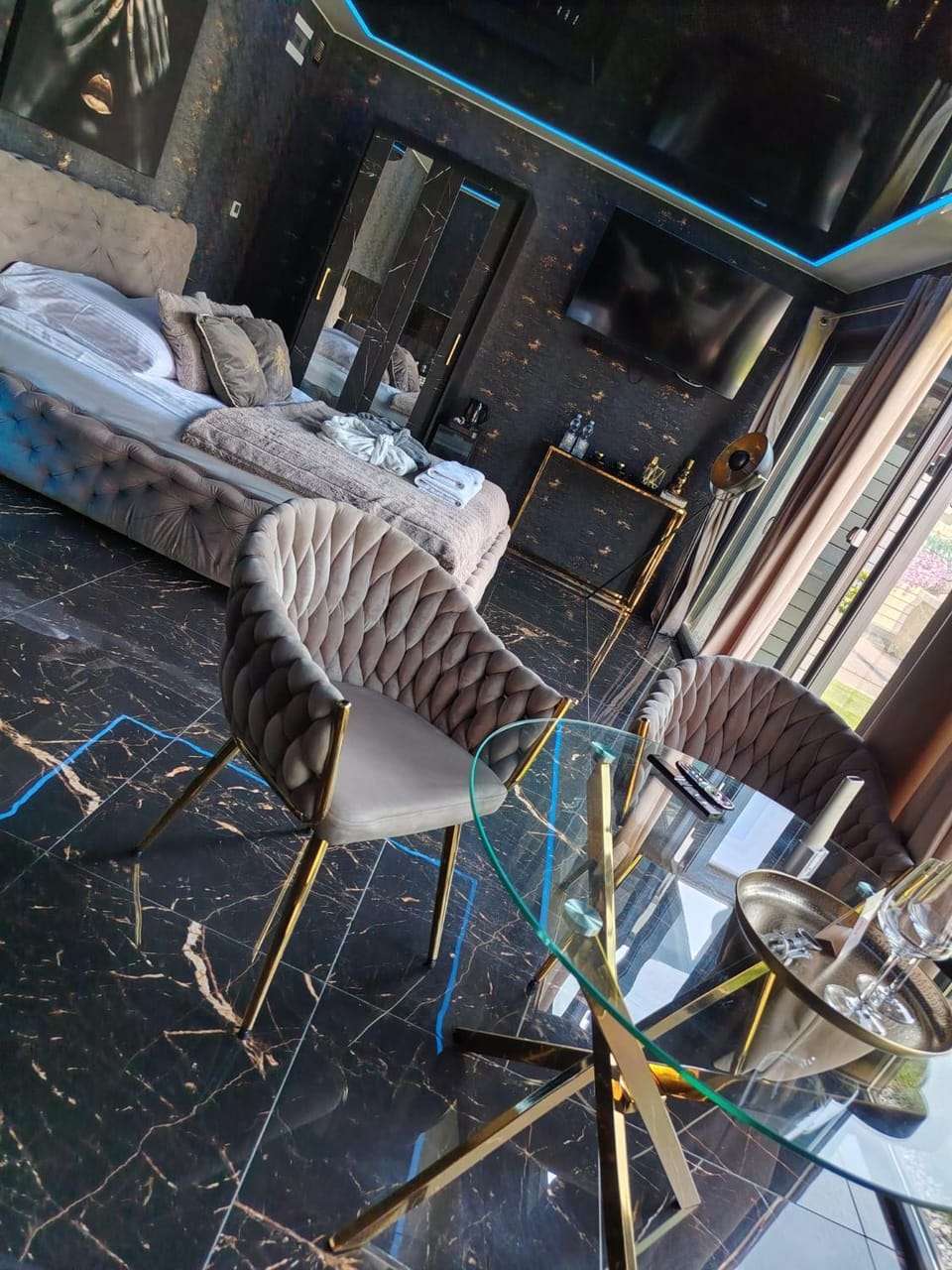 Living room, Seating area