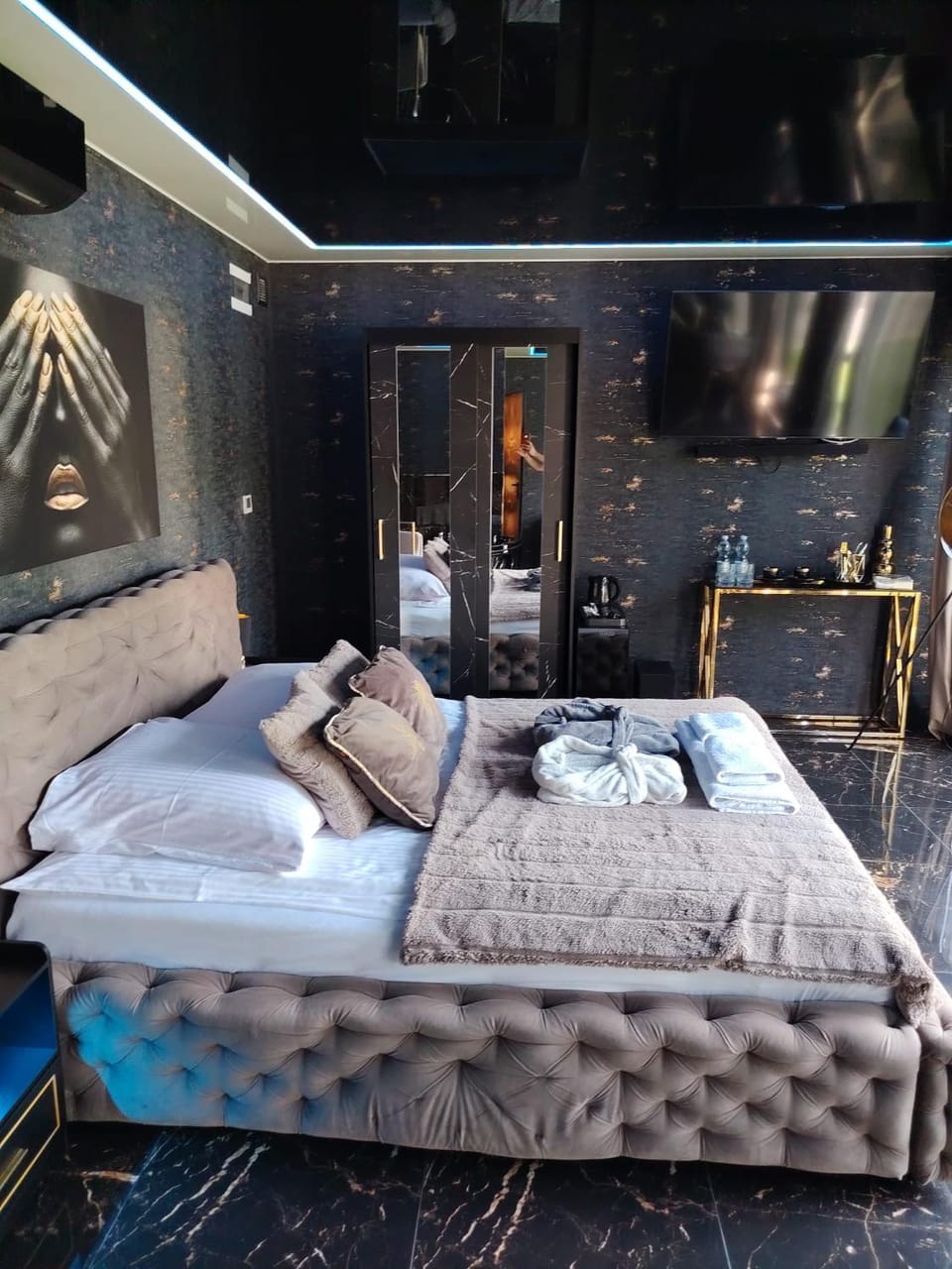 Bed, Photo of the whole room, Seating area, Bedroom, towels