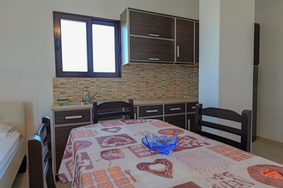 Bed, Kitchen or kitchenette, Photo of the whole room, Dining area