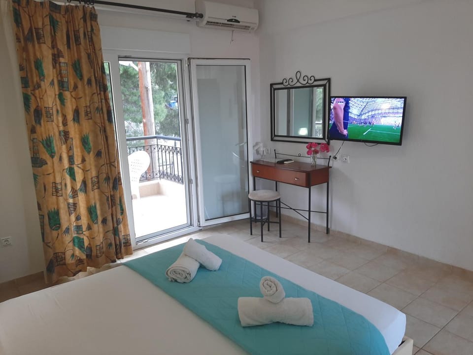 Bed, TV and multimedia, Photo of the whole room, Bedroom, towels, air conditioner