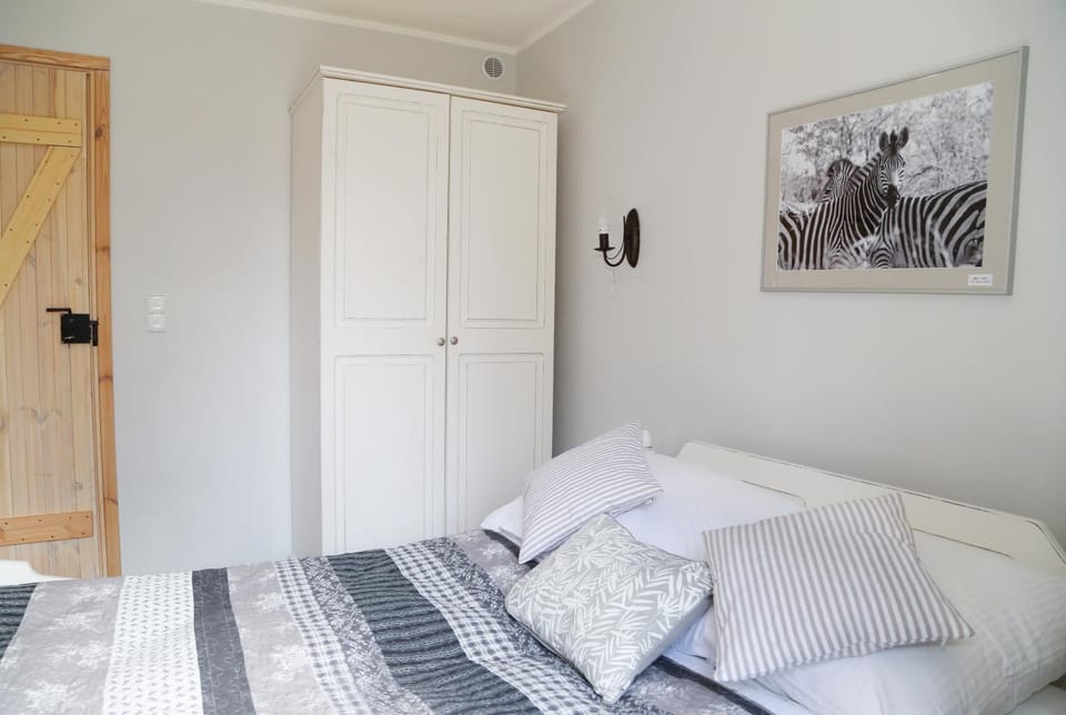 Bed, Bedroom, Garden view