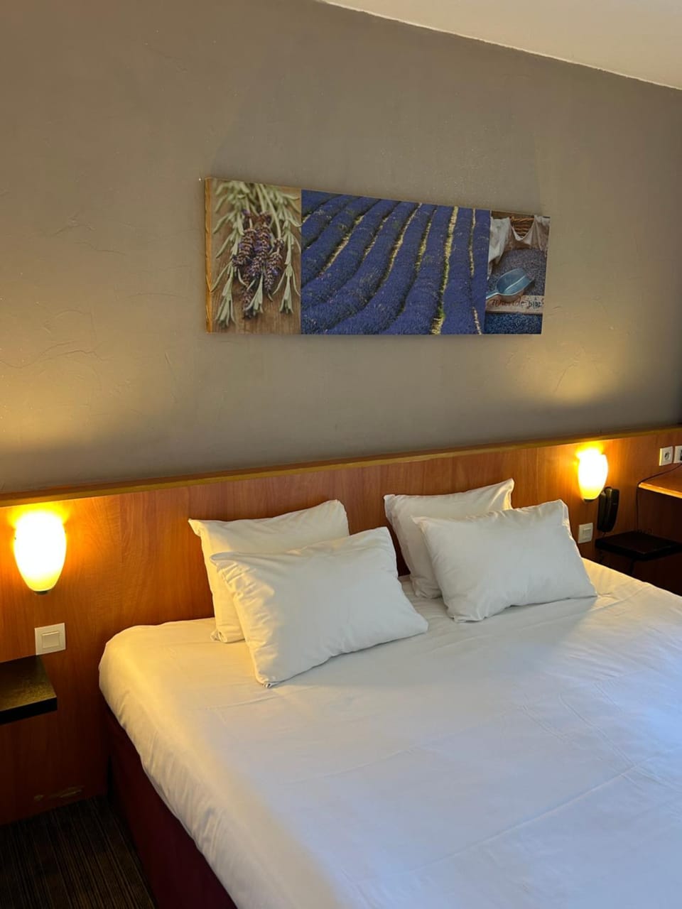 Bed, Photo of the whole room, Decorative detail, Bedroom