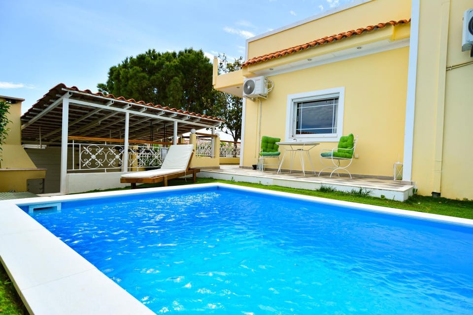 Pool view, Swimming pool, sunbed