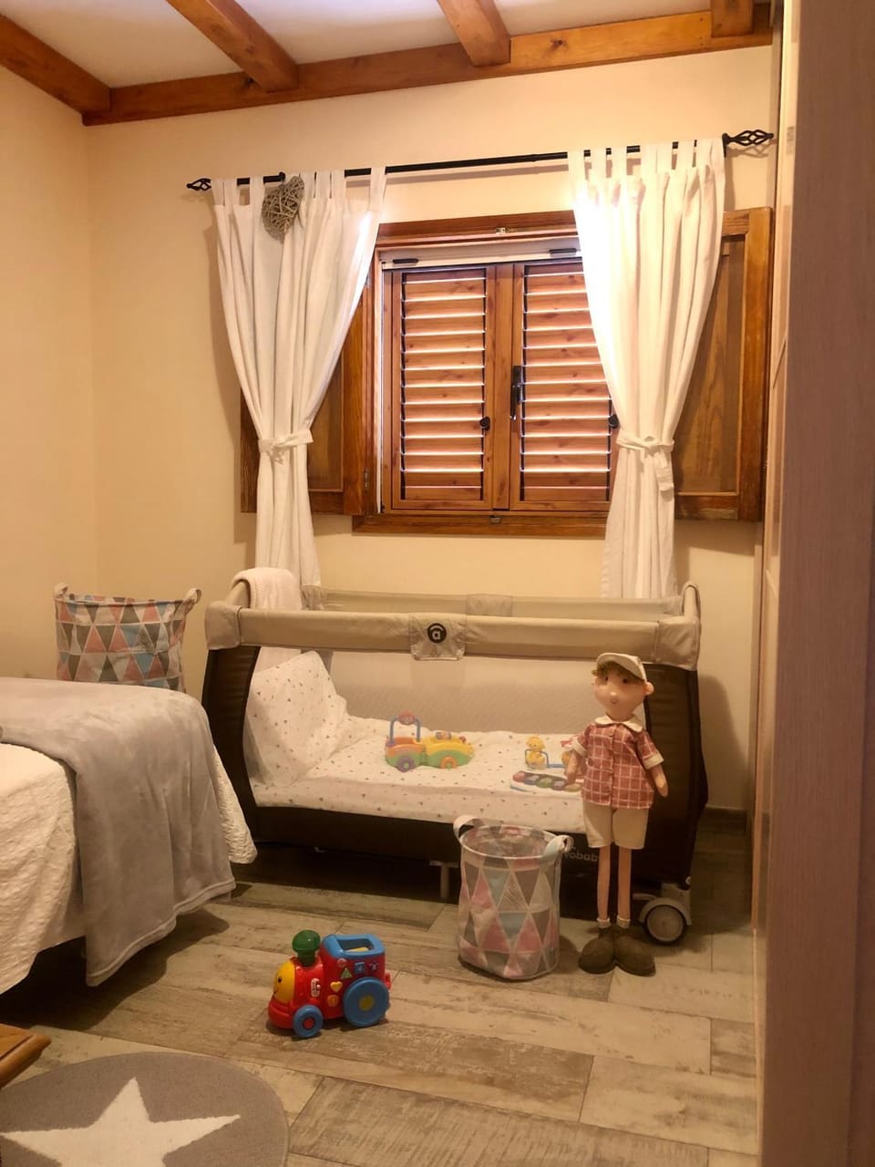 Photo of the whole room, cot