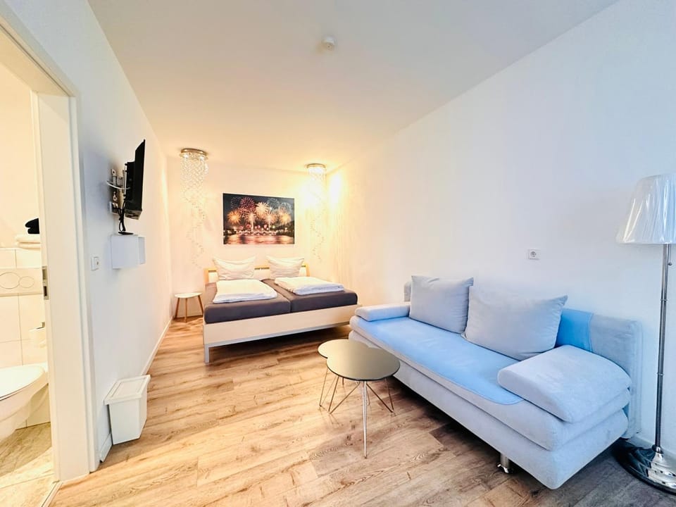 Bed, TV and multimedia, Photo of the whole room, Seating area, Bedroom