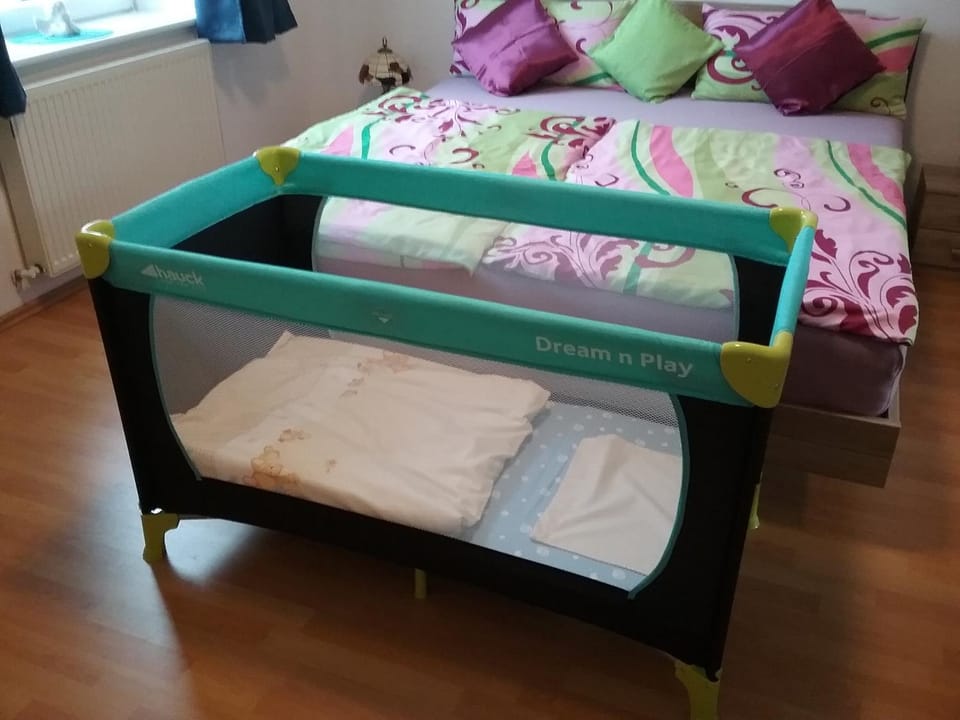 Bedroom, cot, Family