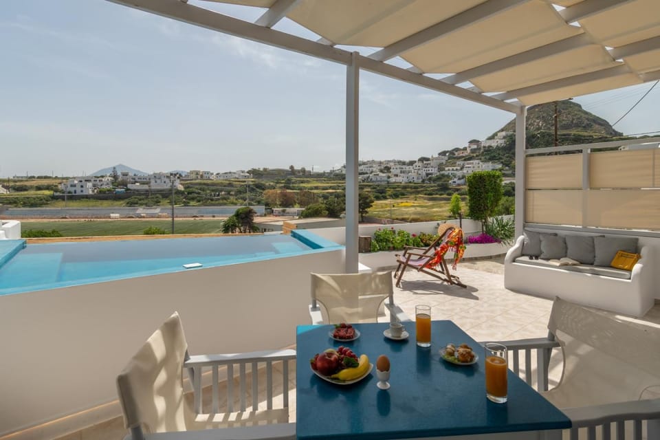 Balcony/Terrace, Food and drinks, Food, Pool view