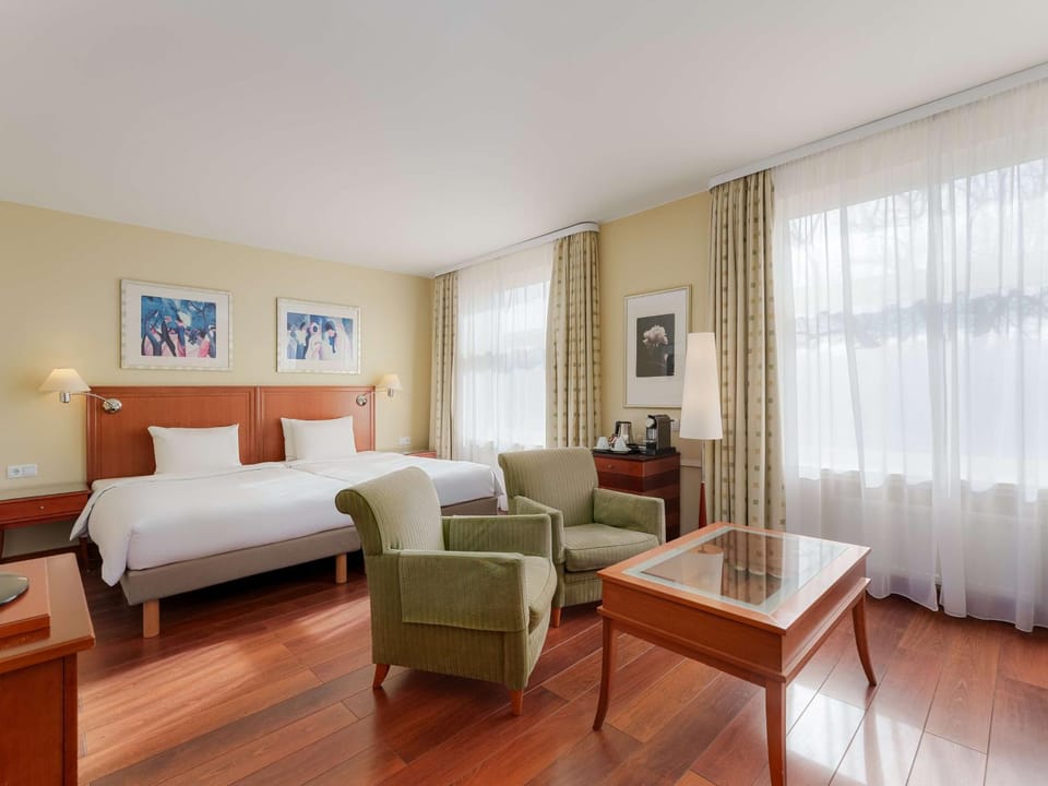 Bed, TV and multimedia, Photo of the whole room, Seating area, Bedroom