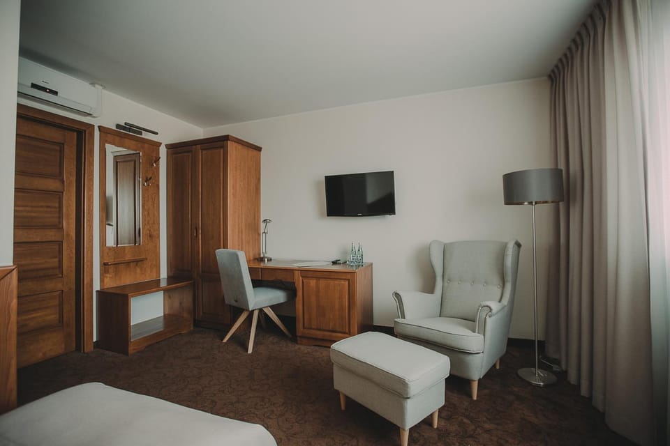 Bed, TV and multimedia, Living room, Photo of the whole room, Seating area, wardrobe