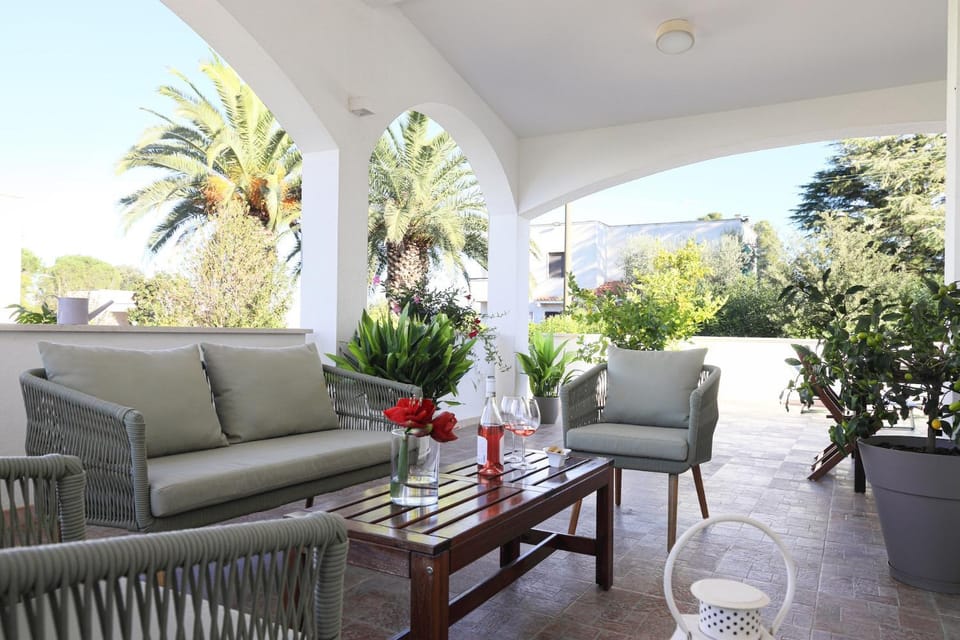 Patio, Day, Garden, Balcony/Terrace, Living room, Seating area, Dining area, Garden view