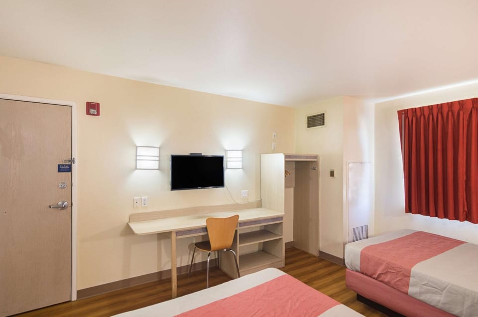 TV and multimedia, Seating area, Bedroom