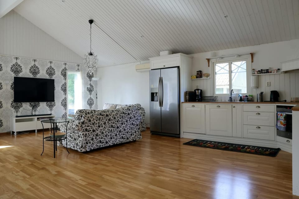 TV and multimedia, Kitchen or kitchenette, Living room, Seating area, oven