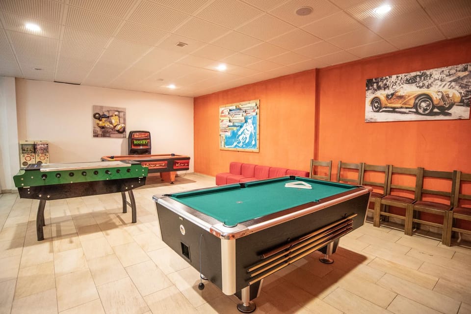 Billiard, Game Room