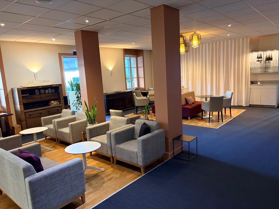 Restaurant/places to eat, Seating area