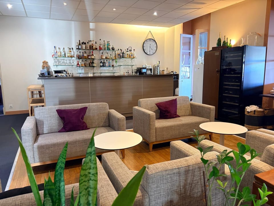 Restaurant/places to eat, Lounge or bar