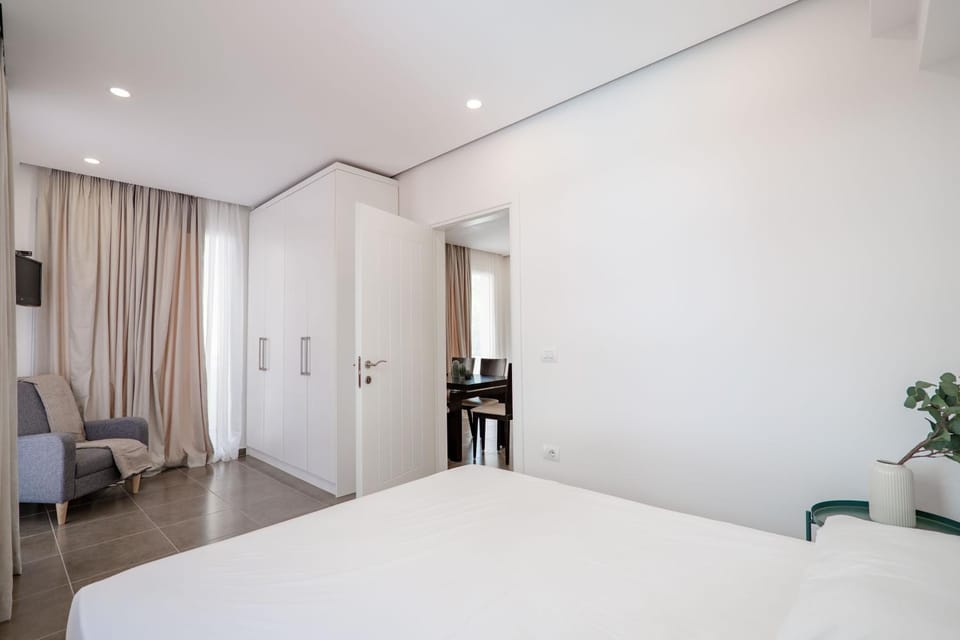 Bed, TV and multimedia, Balcony/Terrace, Living room, Seating area, Bedroom, wardrobe