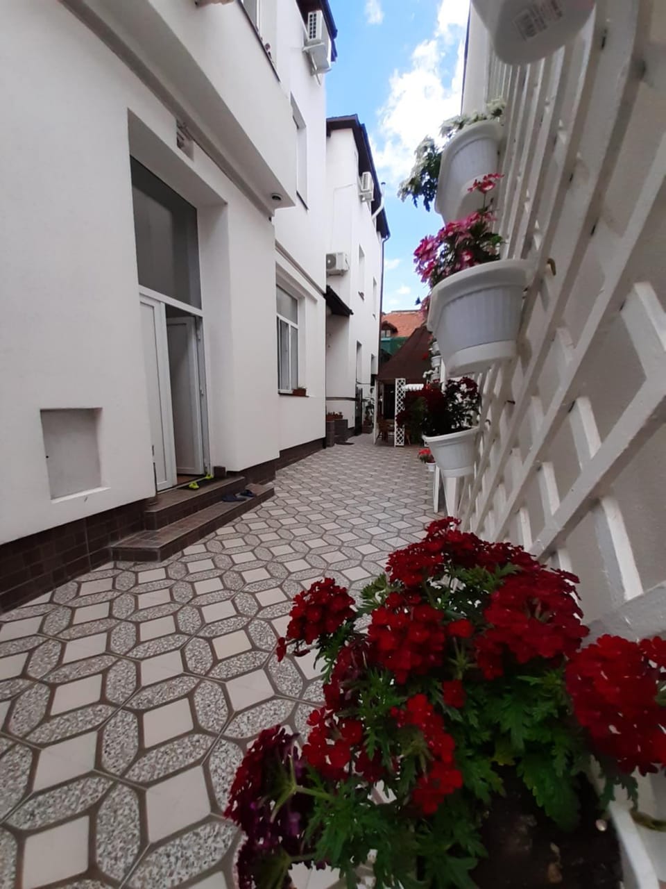 Day, Inner courtyard view