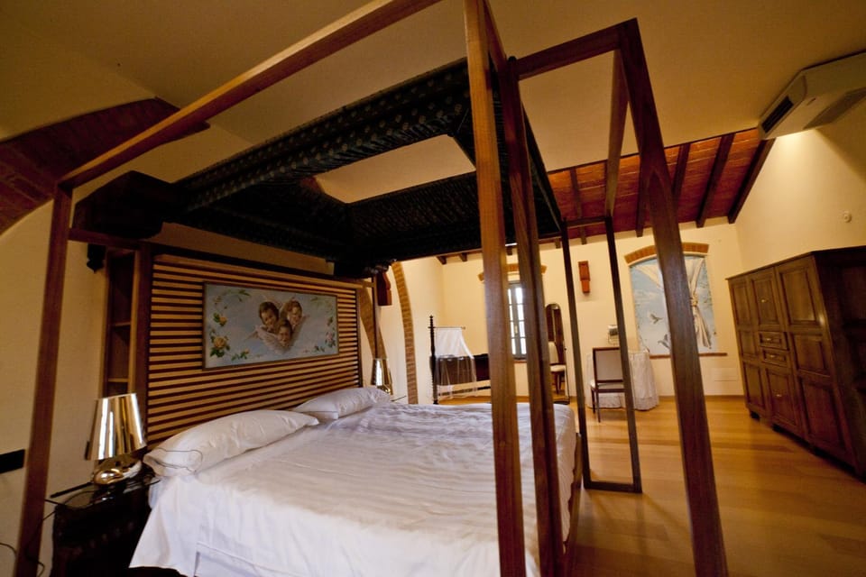 Photo of the whole room, Decorative detail, Bedroom