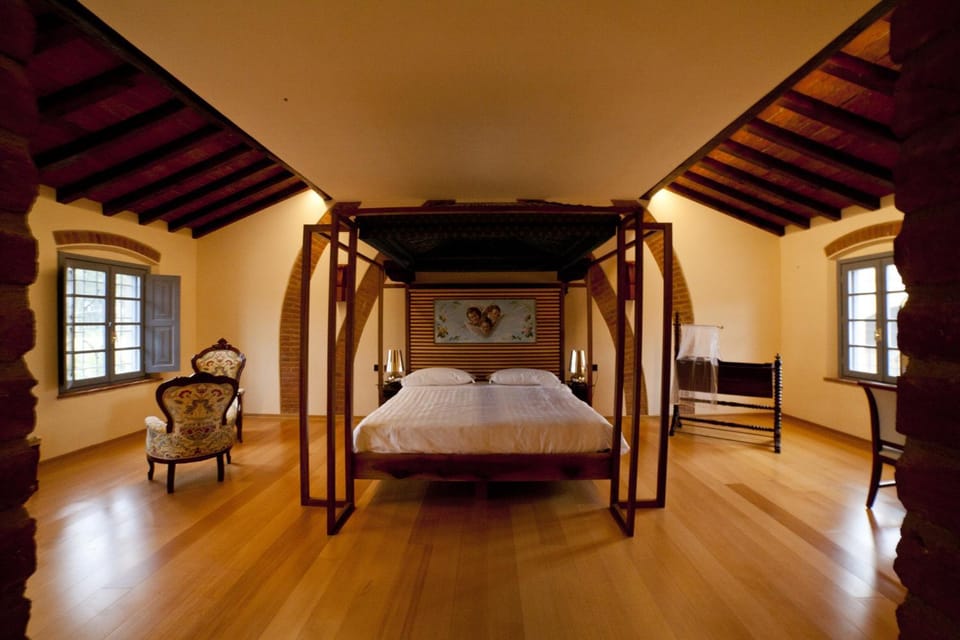 Bed, Photo of the whole room, Decorative detail, Bedroom