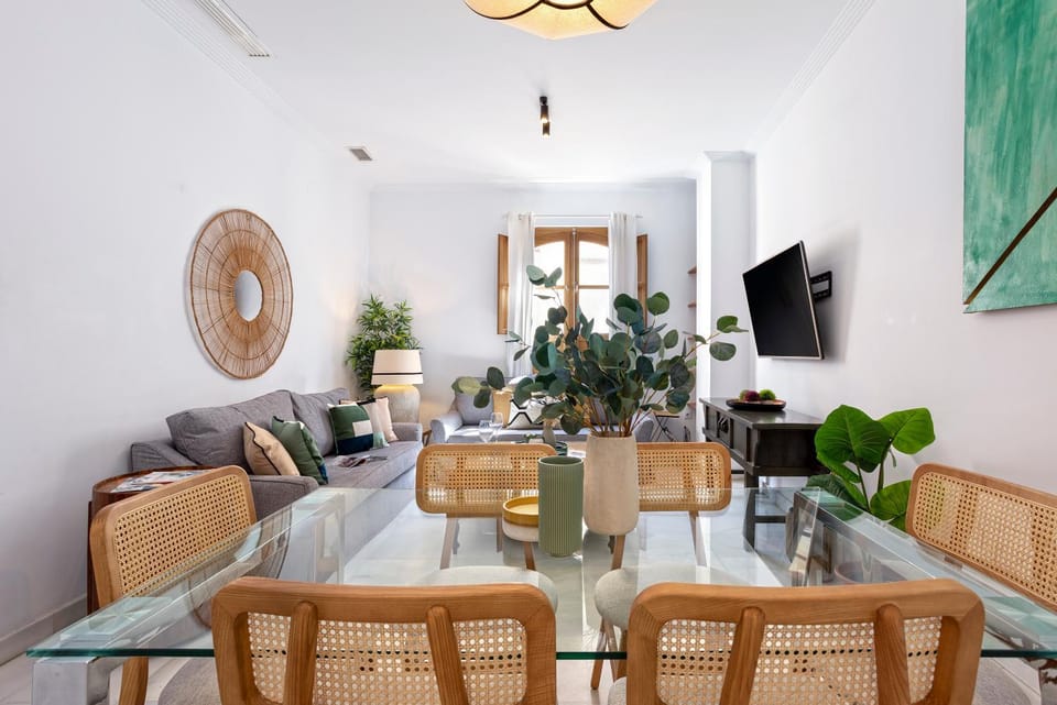 TV and multimedia, Living room, Seating area, Dining area