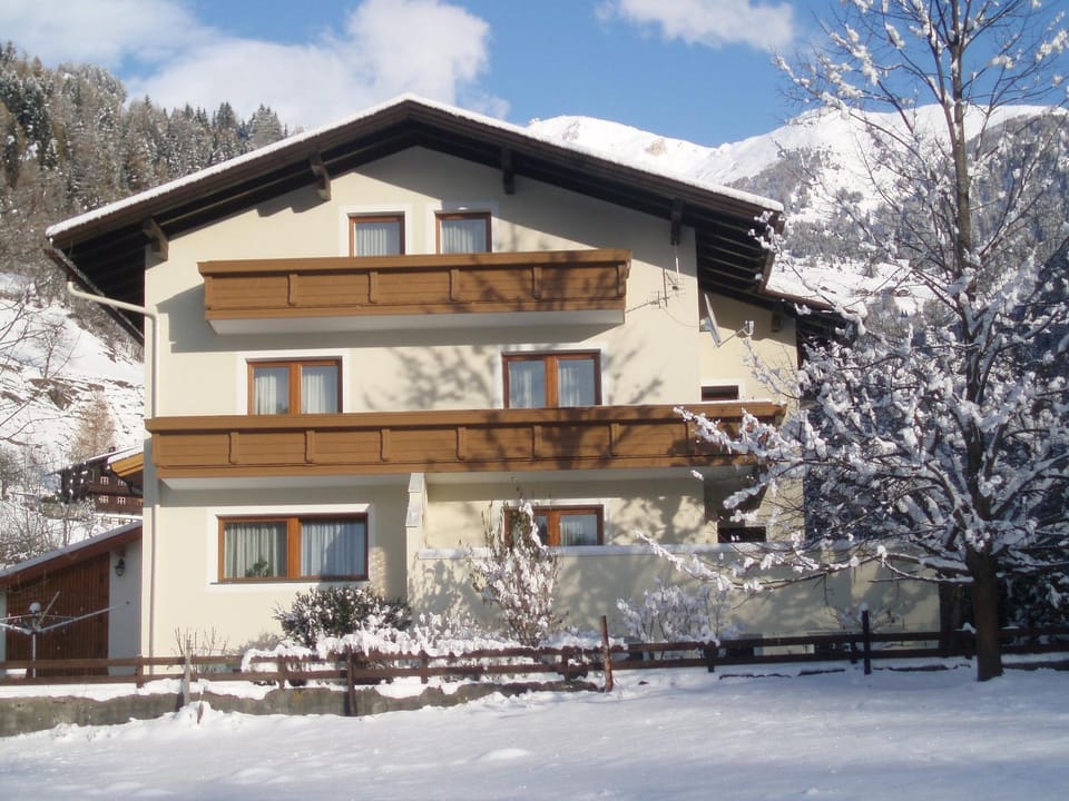 Facade/entrance, Winter
