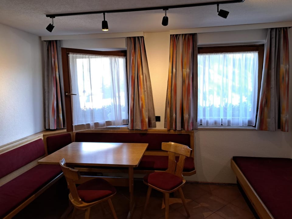 Seating area, Dining area, kitchen