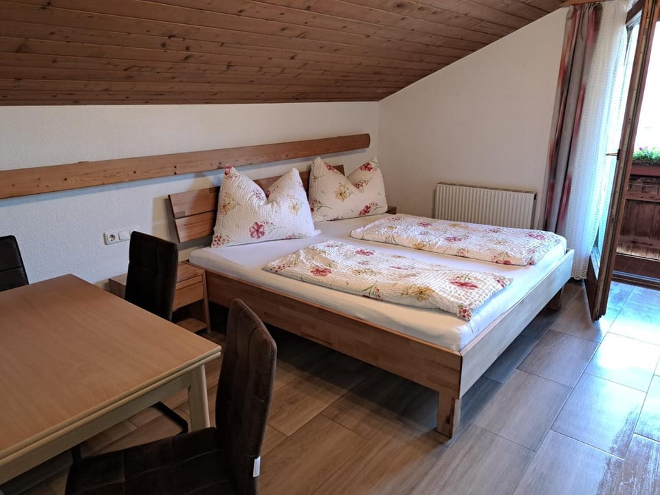 Bed, Photo of the whole room, Dining area, Bedroom