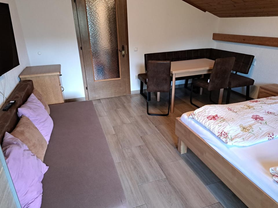 Bed, Living room, Photo of the whole room, Seating area, Dining area, Bedroom