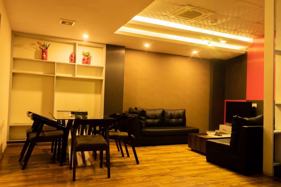 TV and multimedia, Living room, Seating area, Dining area