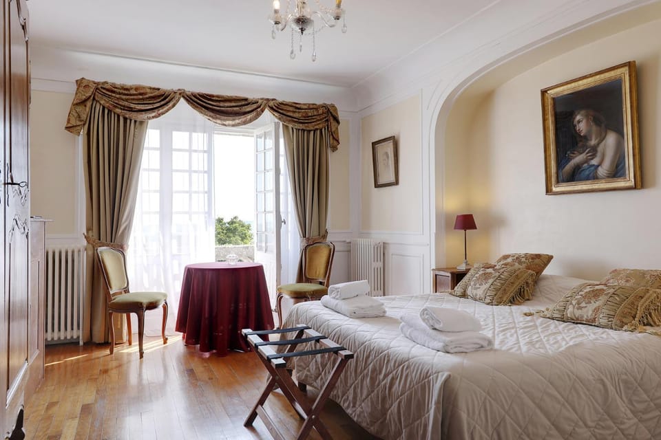 Bed, Balcony/Terrace, Living room, Photo of the whole room, Seating area, Bedroom, Garden view