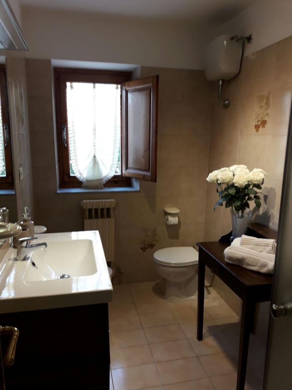 Toilet, towels