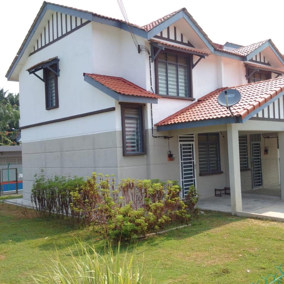 Az Zahra Homestay KLIA Sepang Bed and Breakfast in Negeri Sembilan, Malaysia
