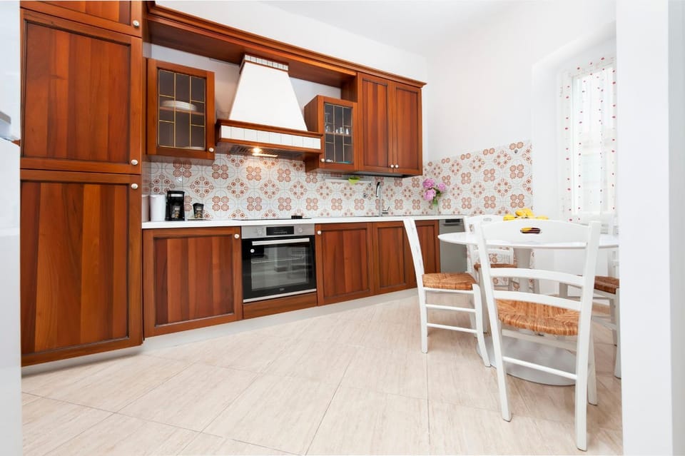 Kitchen or kitchenette, kitchen