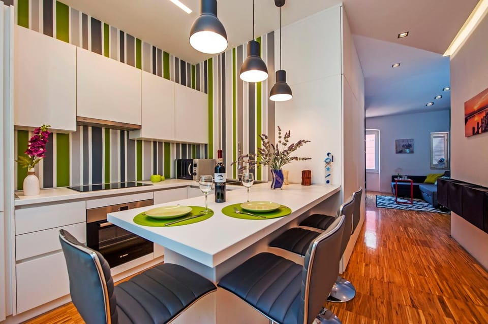 Kitchen or kitchenette, Seating area