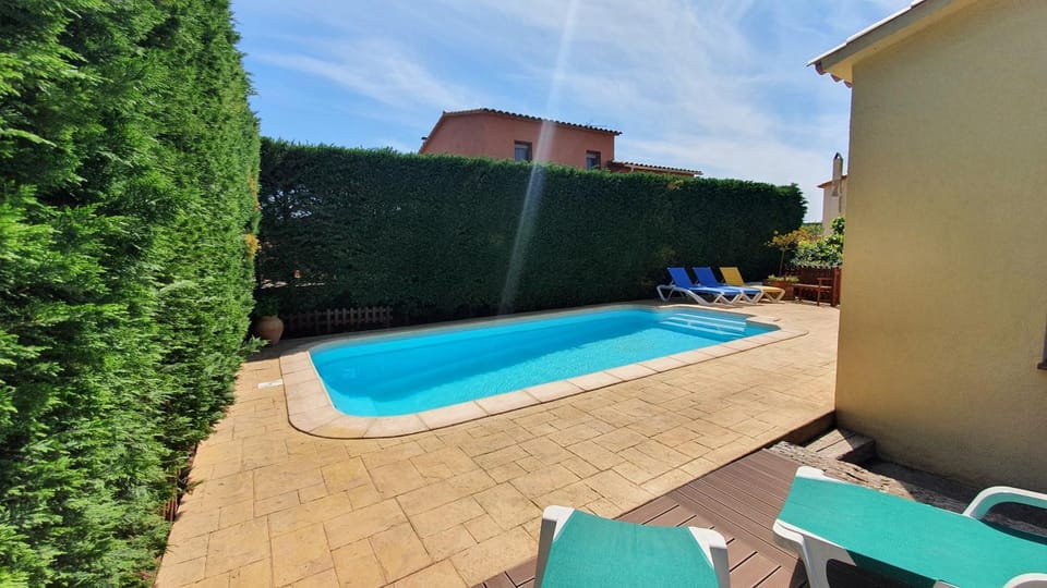 Swimming pool, sunbed