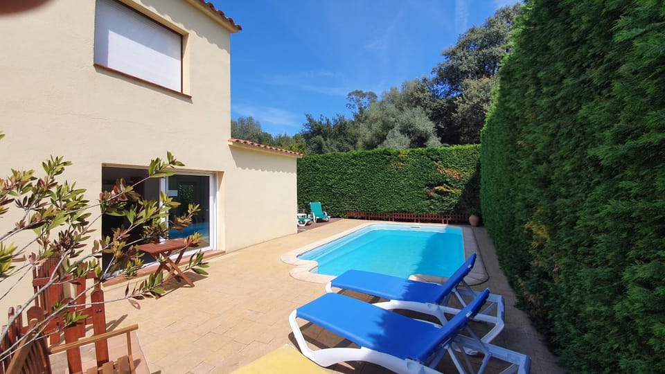 Swimming pool, sunbed
