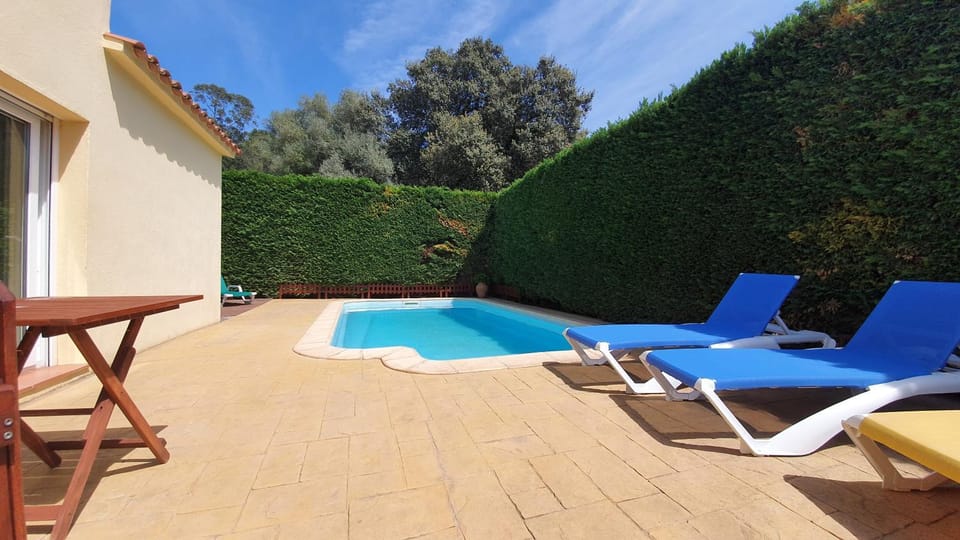 Swimming pool, sunbed