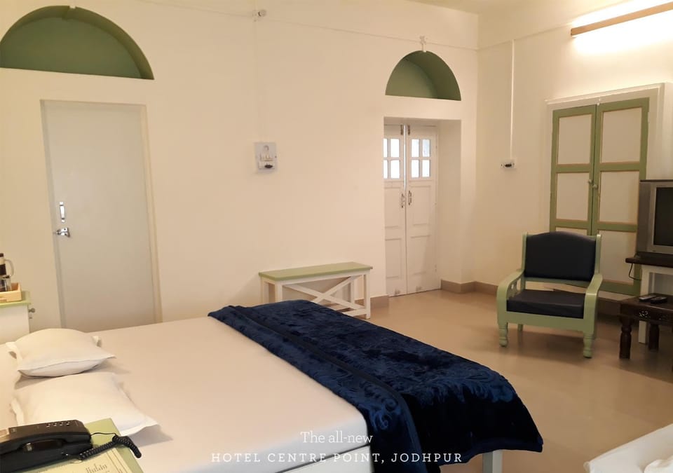 Bed, Photo of the whole room, Seating area, Bedroom